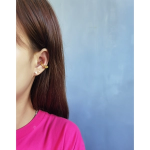 Minimalist S925 sterling silver ear cuff and arrow stud earring with green zircon on model