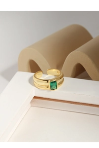 Detail of S925 silver ring featuring a rectangular emerald green stone and double-layer band