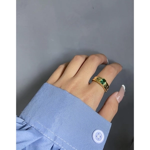 Vintage style S925 silver ring with emerald green zircon gemstone on a female finger