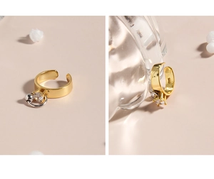 Détail du poinçon S925 sur la bague minimaliste plaquée or sertie d'un zircon cubique