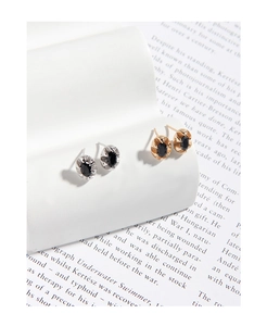 Détails des boucles d'oreilles S925 en argent avec zircon noir de forme ovale