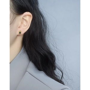 Élégante boucle d'oreille en argent 925 doré avec zircon noir ovale et bord vintage