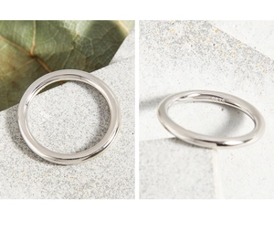 Dettaglio ravvicinato del marchio S925 all'interno dell'anello in argento sterling lucido
