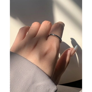 Anello geometrico minimalista in argento sterling S925 mostrato sull'indice donna