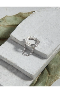Detailed close-up of S925 silver ring featuring five white pearls and an elegant metal chain