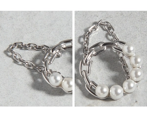 Close-up of S925 silver chain ring featuring geometric links and high-luster white pearls