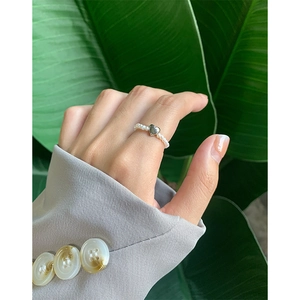 Minimalist S925 sterling silver heart and natural pearl ring worn by a model