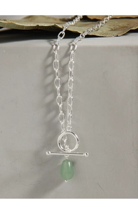 Détail du collier OT en argent S925 avec un pendentif goutte d'aventurine verte