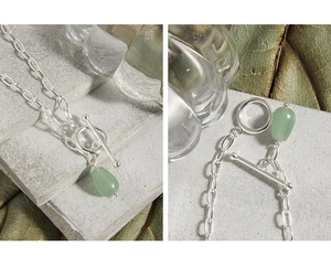 Détail macro du poinçon S925 sur le fermoir OT et pendentif en pierre aventurine