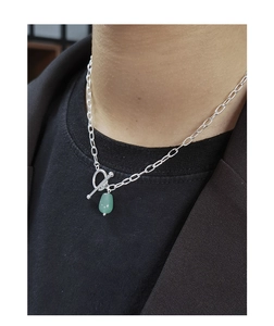 Détail du collier S925 argent à fermoir OT avec pendentif en aventurine verte