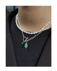 Détail du collier double rang S925 argent avec perles blanches et pendentif aventurine verte