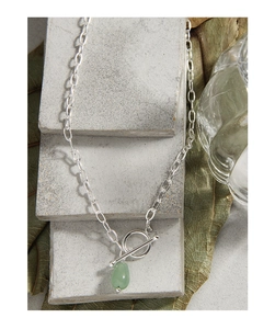 Gros plan du collier S925 argent avec fermoir OT et pendentif en pierre d'aventurine