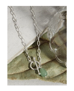 Détail du collier OT en argent S925 avec pendentif en aventurine verte en goutte