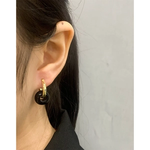 Minimalist geometric S925 silver earrings with black round resin hoop pendant on ear