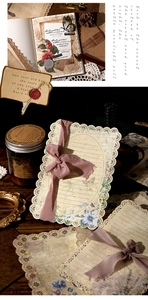 Détail du papier dentelle vintage avec motifs floraux et ruban en mousseline rose