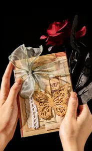 Detailansicht von Vintage-Scrapbook-Set mit Holzschmetterlingen und Spitzenbordüre
