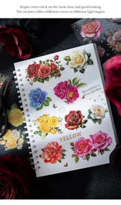 Detalle de pegatinas de rosas doradas láser con bordes irisados en libreta