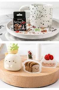 Détails macro des autocollants Plush Party avec chiots mignons et motifs de nourriture