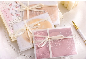 Λεπτομέρεια χαρτιού scrapbooking με λουλούδια, θήκη vellum και μεταξωτή κορδέλα