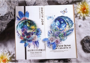 Detail von Mond- und Schmetterlings-Aufklebern mit blauen und lila Traummustern