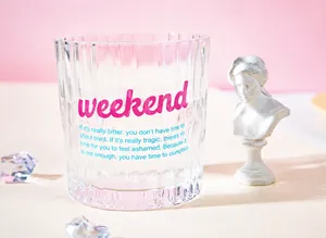 Gros plan d'un verre rayé avec typographie weekend sur un fond esthétique et doux