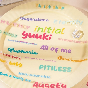 Autocollants de mots anglais pastel pour scrapbooking DIY sur une assiette ondulée jaune