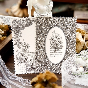 Papier scrapbooking floral vintage avec motifs dentelle et bords ondulés pour journal DIY