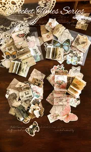 Dettaglio di carta scrapbooking con farfalle vintage e mini articoli creativi della collezione