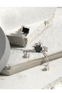 Vue détaillée des boucles d'oreilles en argent S925 avec pierre noire et chaînes