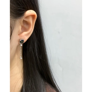 Boucles d'oreilles pendantes en argent S925 avec pierre noire et chaînes à franges