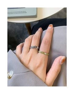 Gros plan de bagues en argent S925 avec perles de jade vert et gravures célestes