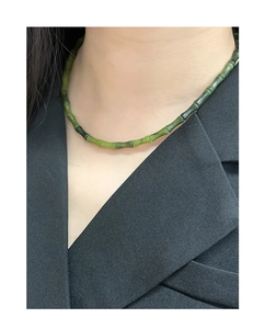 Détail du collier en argent s925 avec pendentif en jade bambou vert naturel sur modèle