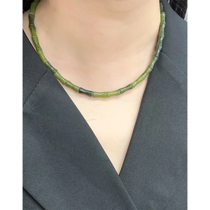 Collier minimaliste en argent S925 avec perles de jade vert en forme de bambou sur modèle