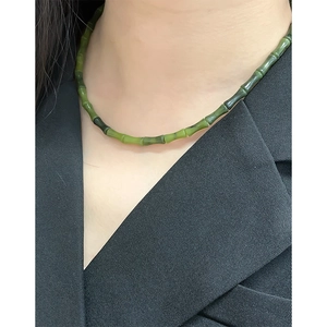 Collier minimaliste en argent S925 avec perles de jade en forme de bambou porté par un mannequin