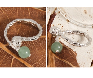 Detailed view of S925 sterling silver ring with wrinkled texture and green aventurine