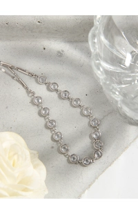 Détail macro du collier en argent S925 avec zircons ronds et chaîne métallique élégante