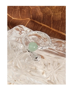 Macro view of S925 silver ring featuring wrinkled texture and a green aventurine bead