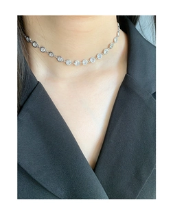 Gros plan du collier en argent S925 avec des zircons cubiques ronds et brillants
