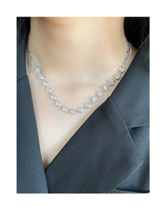 Gros plan d'un collier en argent S925 minimaliste orné de zircons ronds étincelants