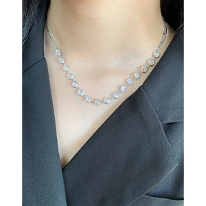 Collier élégant en argent sterling S925 avec zircons brillants sur un mannequin femme
