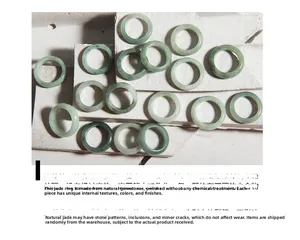 Λήψη macro από φυσικά δαχτυλίδια νεφρίτη σε πράσινες αποχρώσεις σε πέτρινη βάση