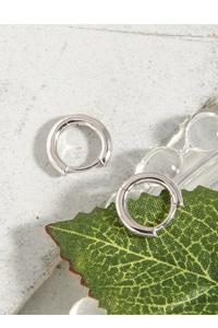 Détail des boucles d'oreilles créoles en argent S925 poli avec un fermoir à charnière