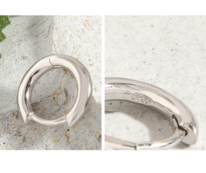 Macro d'une boucle d'oreille en argent 925 montrant la finition polie et le poinçon