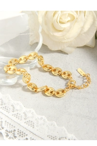Macro detail of gold S925 sterling silver pig nose chain bracelet with hallmark tag