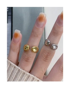 Nahaufnahme von minimalistischen verstellbaren Gold- und Silberringen mit Kugeldetails