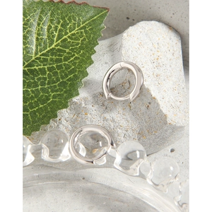 Boucles d'oreilles créoles géométriques minimalistes en argent S925 sur support chic