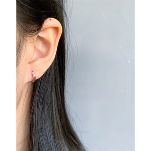 Créoles minimalistes en argent sterling S925 avec un design d'arc géométrique poli
