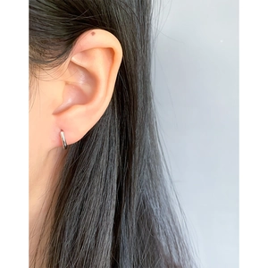 Boucles d'oreilles huggie minimalistes en argent sterling S925 avec finition polie