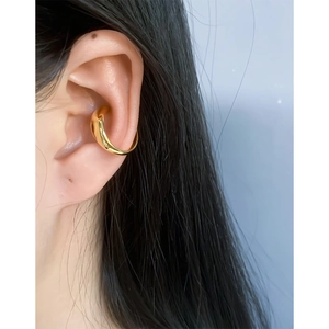 Minimalistische Ohrmanschette aus S925 Silber in poliertem Gold für schlichtes Styling