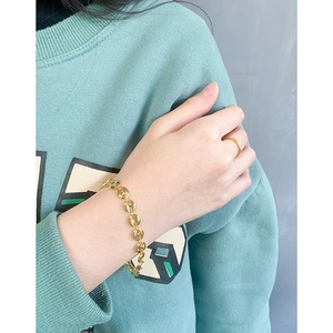 S925 sterling silver pig nose chain bracelet and gold ring set shown on model wrist